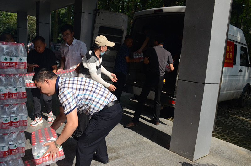 汇鑫集团向汉南区湘口街办事处捐赠抗洪救灾物资(图2)