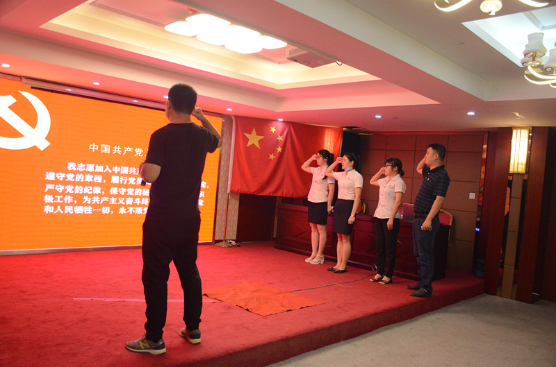 中共湖北汇鑫建设集团委员会  纪念建党九十九周年暨“七一”表彰大会(图6)
