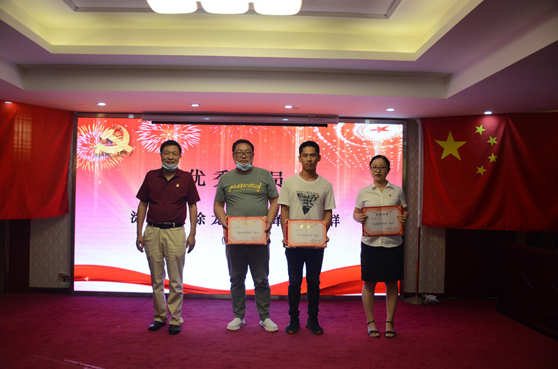 中共湖北汇鑫建设集团委员会  纪念建党九十九周年暨“七一”表彰大会(图8)