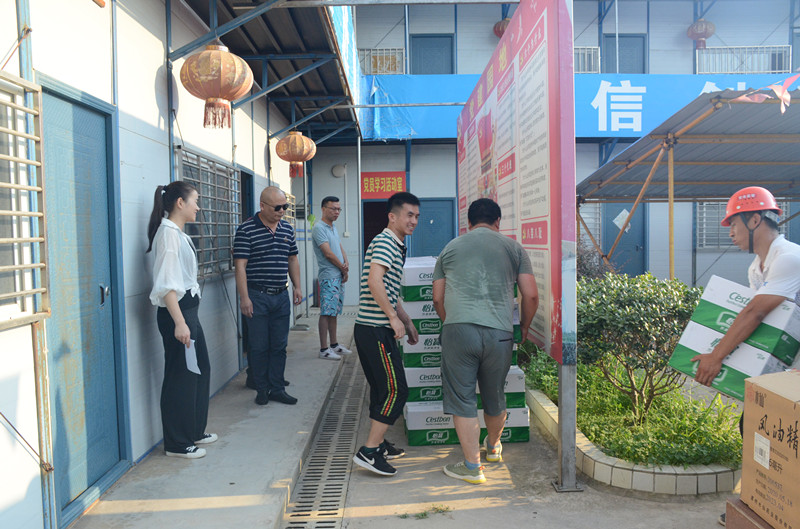 汇鑫集团工会开展“夏季送清凉”慰问活动(图3)