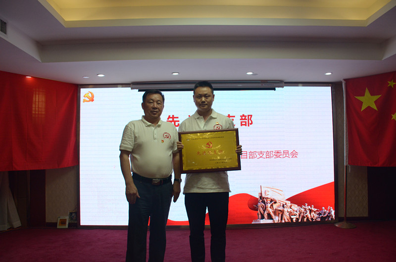 中共湖北汇鑫建设集团委员会  纪念建党一百周年暨“七一”表彰大会(图6)