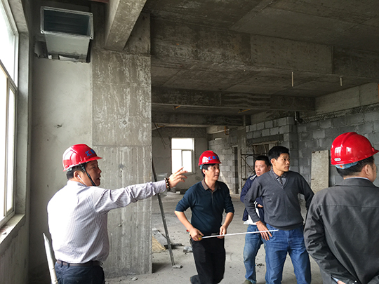 集团总裁涂忠发视察鑫龙大酒店施工现场(图4)