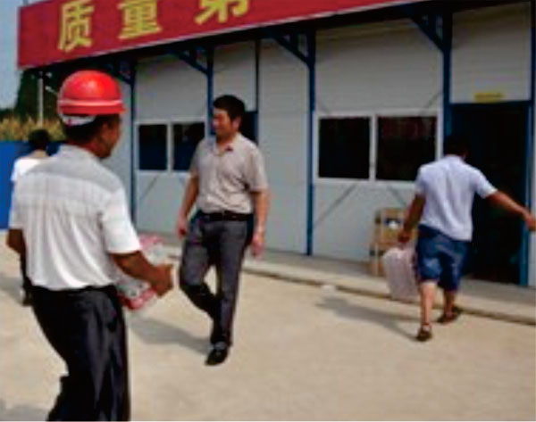 汇鑫集团为工人送清凉(图4)