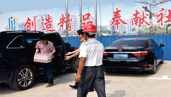 汇鑫集团为工人送清凉(图3)