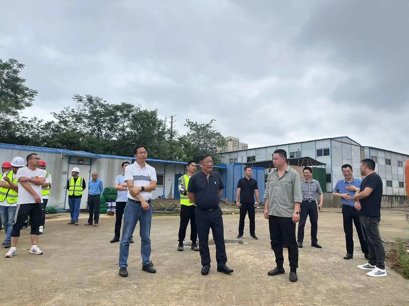 汇鑫集团高层领导一行莅临朗诗蔡甸电器厂项目部检查指导工作(图2)