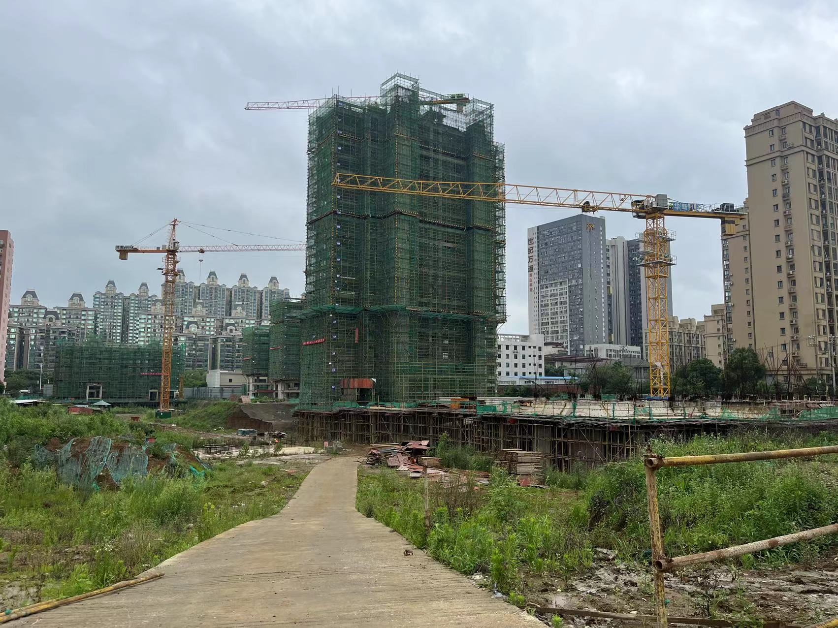 汇鑫集团高层领导一行莅临朗诗蔡甸电器厂项目部检查指导工作(图1)
