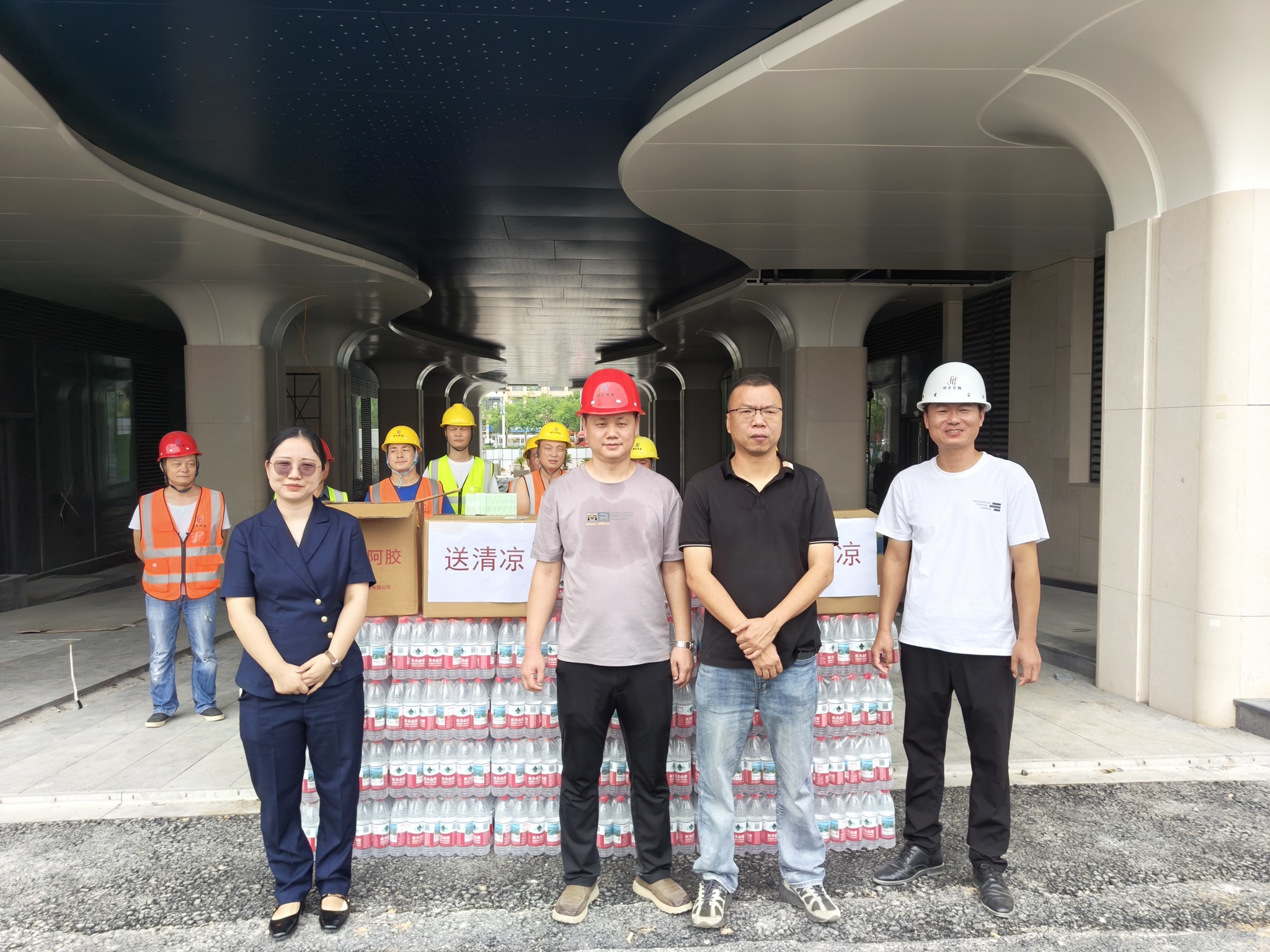 炎炎夏日送清凉 心系员工暖人心——汇鑫集团工会开展夏季送清凉慰问活动(图2) 炎炎夏日送清凉 心系员工暖人心——汇鑫集团工会开展夏季送清凉慰问活动(图2)