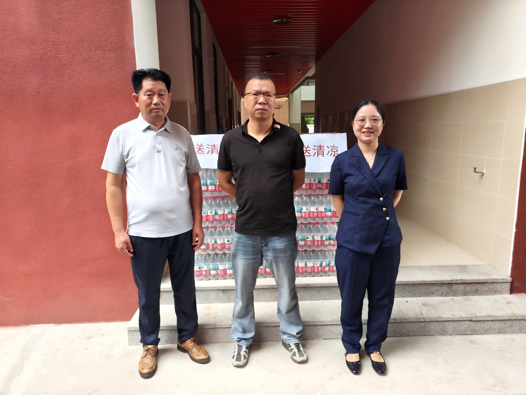 炎炎夏日送清凉 心系员工暖人心——汇鑫集团工会开展夏季送清凉慰问活动(图4) 炎炎夏日送清凉 心系员工暖人心——汇鑫集团工会开展夏季送清凉慰问活动(图4)